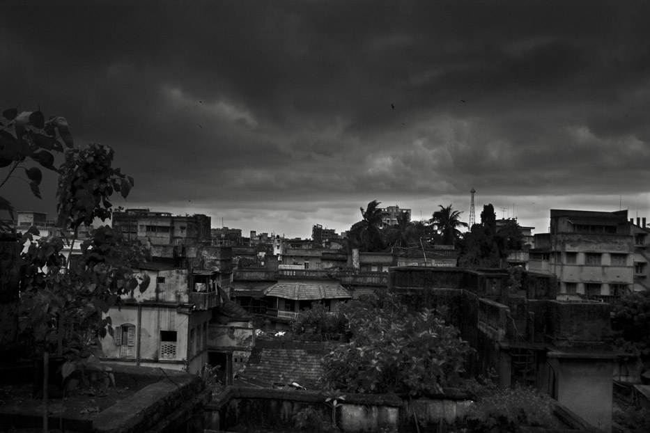 রাজধানীতে রাতের অন্ধকার, মেঘের ঘনঘটা