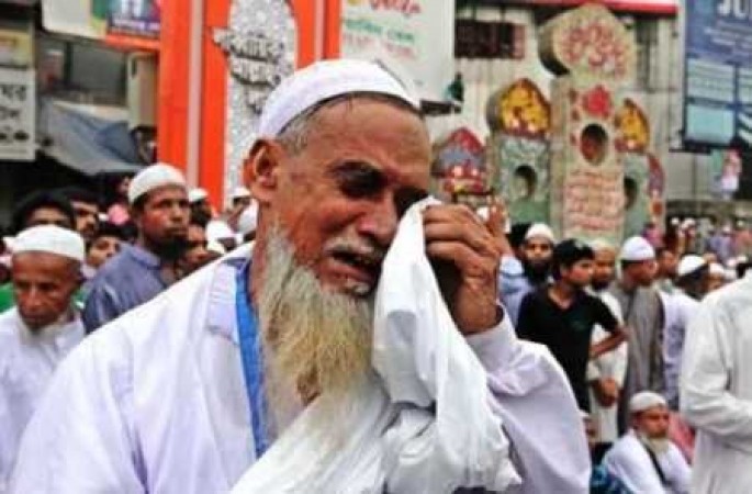 হজে যেতে না পারায় কান্নার রোল পড়েছে হজ্জ ক্যাম্পে