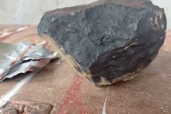 আকাশ থেকে পড়া পাথরেই কোটিপতি যুবক!