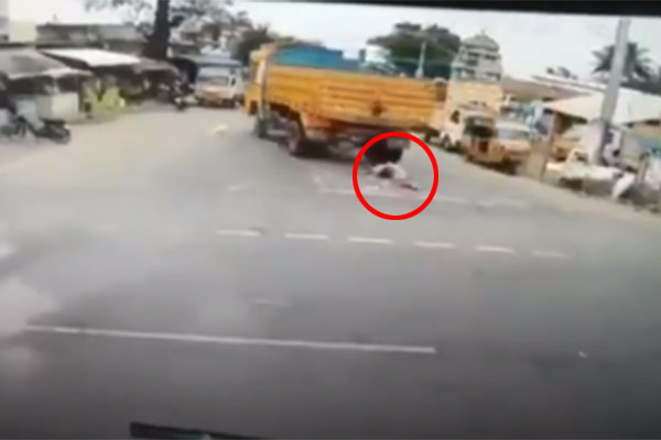 অলৌকিক ঘটনা, ট্রাকের নিচে পড়েও অক্ষত নারী! (ভিডিও)