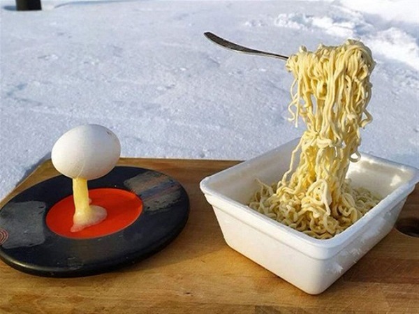 শূন্যে ভাসছে নুডলস, অর্ধেক ফাটা একটি ডিম!