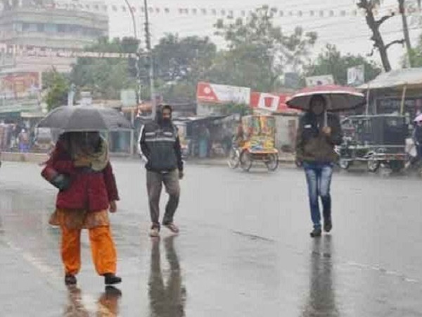অসময়ে ঢাকায় গুঁড়ি গুঁড়ি বৃষ্টি