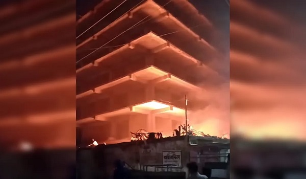 আতশবাজি-ফানুসে মিরপুর-ধানমন্ডিতে আগুন