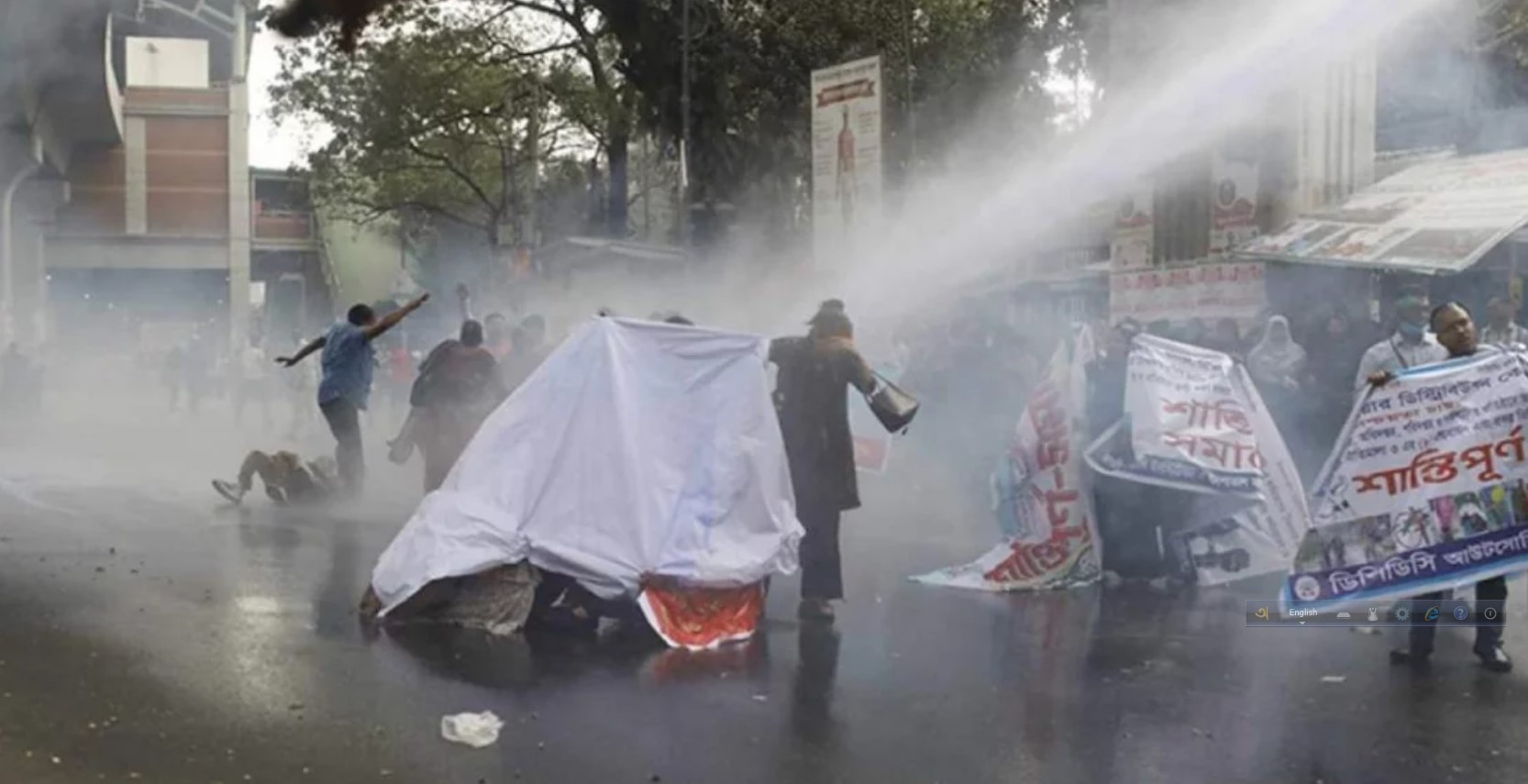 আউটসোর্সিং কর্মীদের সড়ক অবরোধ, জলকামান-সাউন্ড গ্রেনেডে নিক্ষেপ করলো পুলিশ