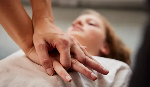 জীবন রক্ষাকারী যে জরুরি চিকিৎসা পদ্ধতি সবারই জানা দরকার