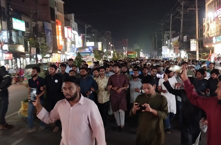 নোয়াখালীতে শহীদ রিজভীর ছোট ভাইয়ের উপর সন্ত্রাসী হামলা, প্রতিবাদে শিক্ষার্থীদের বিক্ষোভ মিছিল