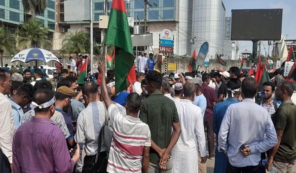 খালেদা জিয়াকে স্বাগত জানাতে বিমানবন্দরে নেতাকর্মীদের ঢল