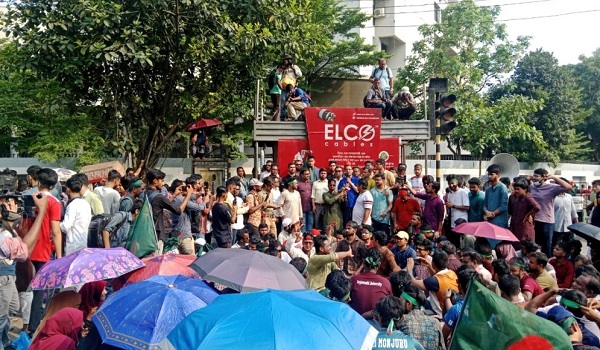 জবি শিক্ষক-শিক্ষার্থীরা গণঅনশনে, কাকরাইল মাতাচ্ছেন কবিতা স্লোগানে