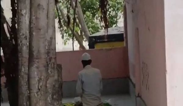 ভারতে মন্দিরে নামাজ পড়ায় মুসলিম কর্মচারী গ্রেপ্তার