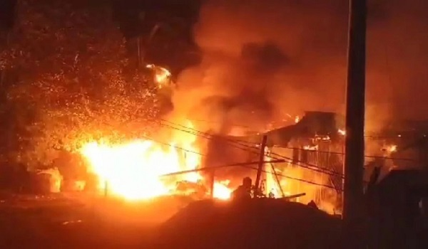 রাজধানীর মহাখালী এলাকায় পেট্রোল পাম্পে ভয়াবহ অগুন কাজ করছে ১১ টি ইউনিট