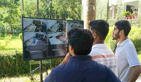 চাকসু নির্বাচনে ভোটগ্রহণ এবং সরাসরি ১৪টি স্ক্রিনে প্রদর্শন