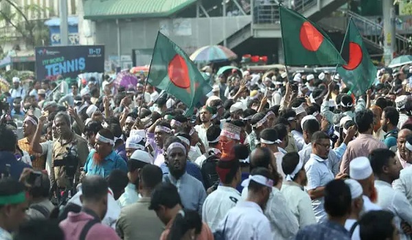তিন দফা দাবিতে শাহবাগে এমপিও শিক্ষকদের অবস্থান, স্থবির যান চলাচল