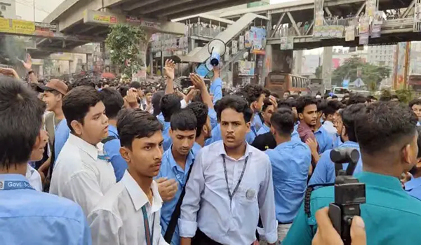 নিরাপদ সড়কের দাবিতে ফার্মগেটে শিক্ষার্থীদের সড়ক অবরোধ