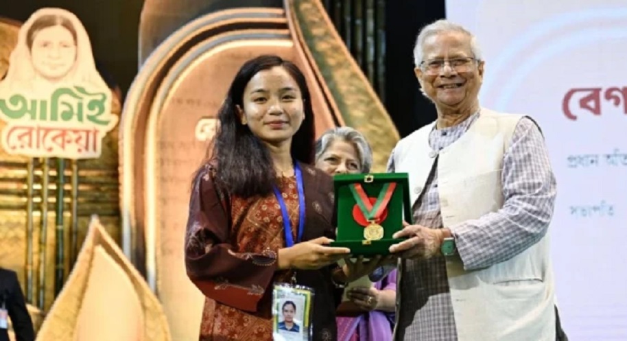 রোকেয়া পদক পেলেন নারী দলের ফুটবলার ঋতুপর্ণা