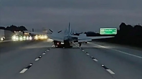 চলন্ত গাড়ির ওপর আছড়ে পড়ল বিমান