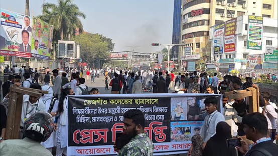 ছাত্রদলের দুই গ্রুপের সংঘর্ষে শিক্ষার্থীর মৃত্যুর ঘটনায় ফার্মগেটে সড়ক অবরোধ