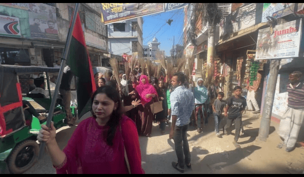 বিএনপি প্রার্থীর মনোনয়ন বাতিলের দাবিতে ঝাড়ু মিছিল