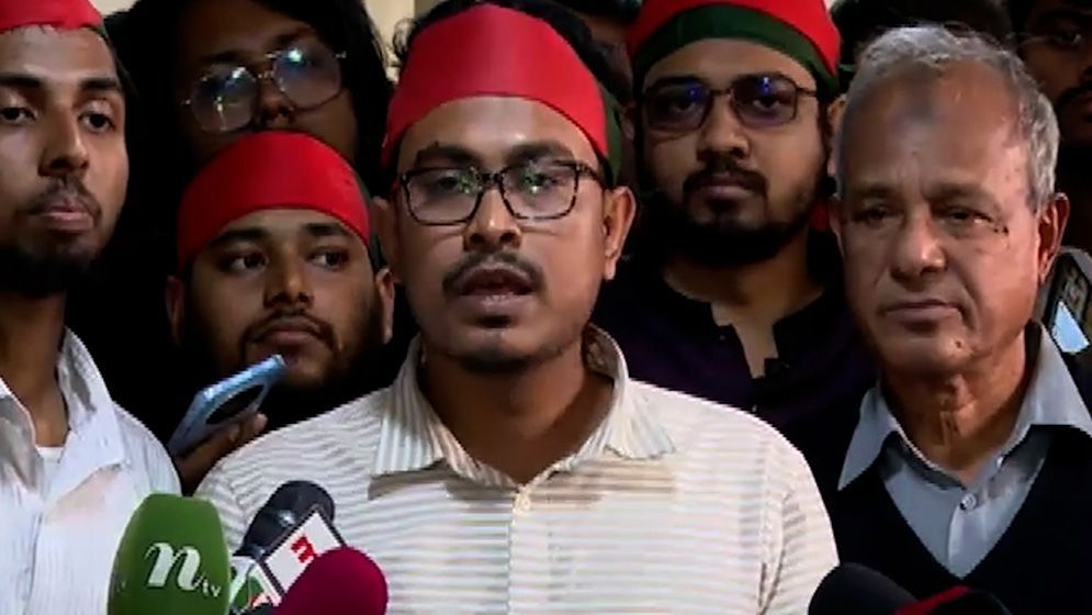 স্বরাষ্ট্র উপদেষ্টার পাশে দাঁড়িয়ে তাকে পদত্যাগের আল্টিমেটাম ডাকসু ভিপির