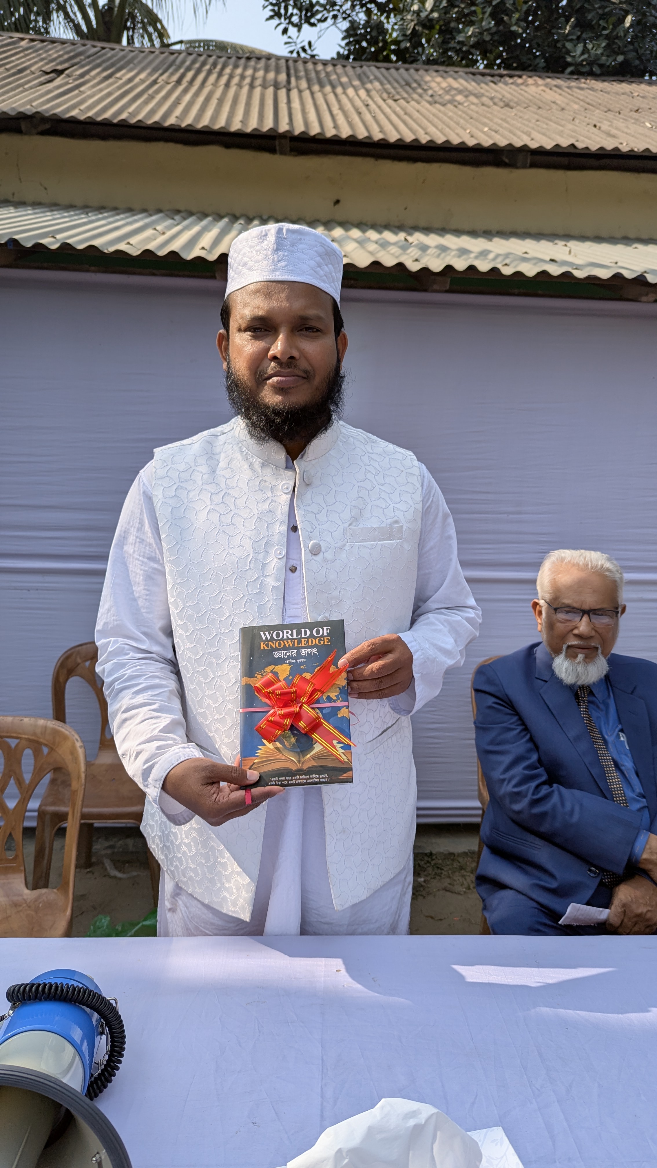 গাজীপুর-৪ আসনের দুই প্রার্থীর হাতে লেখক তৌফিক সুলতান স্যারের ‘জ্ঞানের জগৎ’ বই 