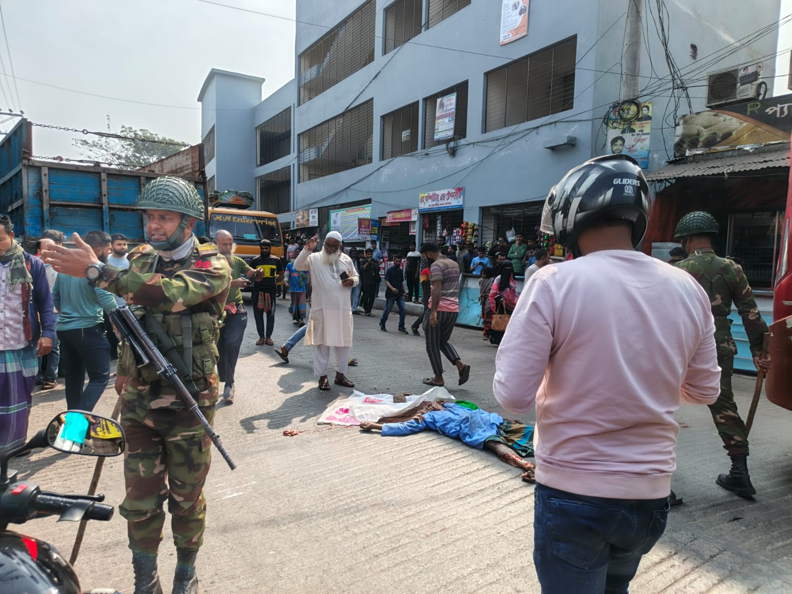যশোরে ট্রাকচাপায় পিষ্ট বৃদ্ধ, মুহূর্তেই নিথর নূরবাগ মোড়