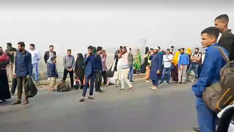 যানজট এবং অতিরিক্ত ভাড়া গুনে চরম ভোগান্তিতে ঘরমুখো যাত্রীরা