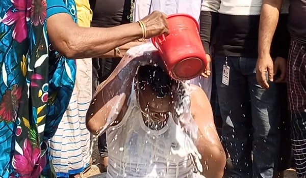 দুধ দিয়ে গোসল করে জুয়া খেলা ছাড়লেন এক যুবক