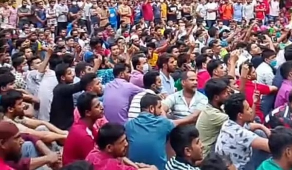 গাজীপুরে পোশাক কারখানায় শ্রমিকদের বিক্ষোভ