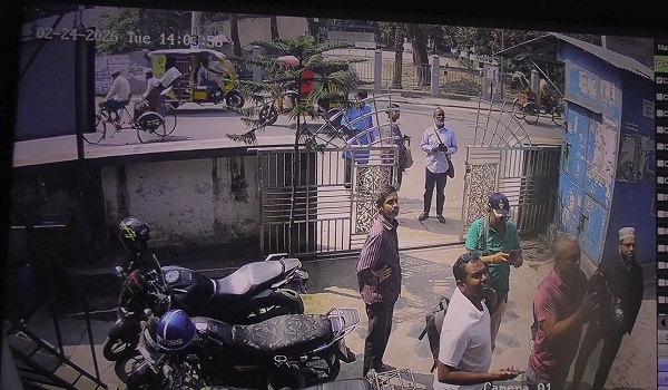 ভূমিকম্পের আতঙ্কে ঘর ও মসজিদ ছেড়ে রাস্তায় মানুষ