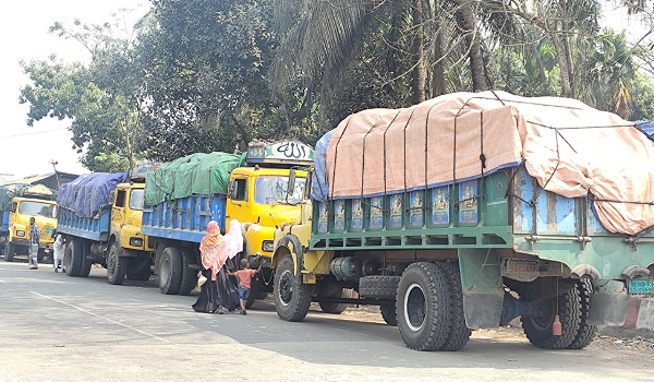 অবৈধভাবে সার পাচারের সময় ৪ টি ট্রাক আটক