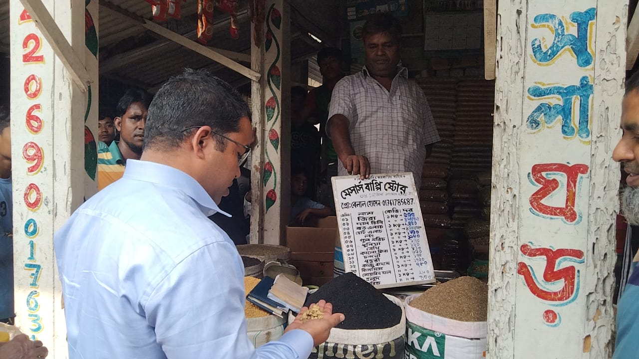 ঠাকুরগাঁওয়ে নিত্য বাজারে মোবাইল কোর্ট, মূল্য তালিকা না থাকায় জরিমানা