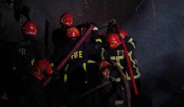 তুরাগে বস্তিতে ভয়াবহ অগ্নিকাণ্ড, মালামালসহ ৩০টিরও বেশি ঘর পুড়ে