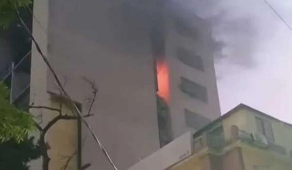 বনানীতে বহুতল ভবনে আগুন