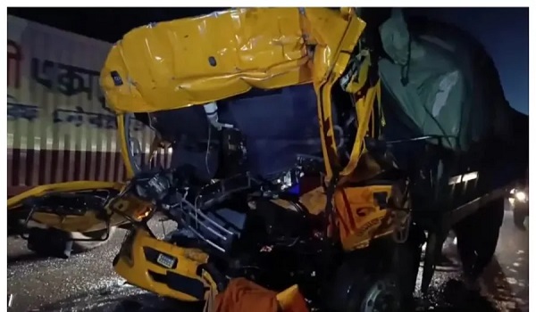 ফেনীতে একটি ট্রাকের পেছনে অপর ট্রাকের ধাক্কা, চালকের সহকারী নিহত