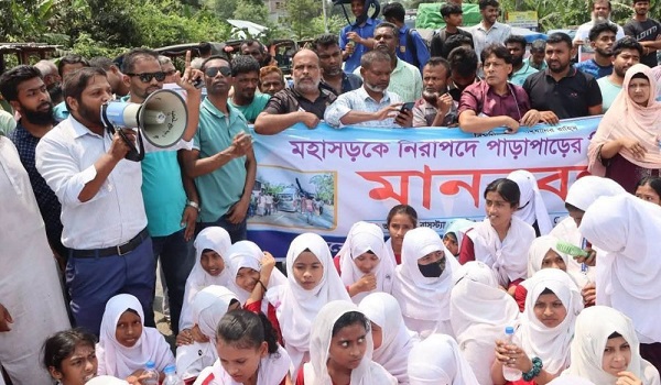 ফুট ওভারব্রিজ নির্মাণের দাবিতে সড়ক অবরোধ