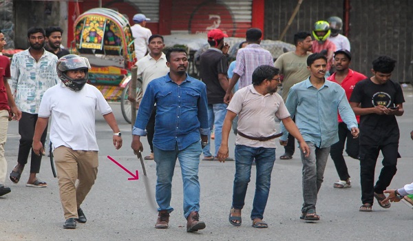 অস্ত্রসহ ছবি ভাইরাল, কলেজ প্রশাসন বলল শনাক্ত করা যায়নি