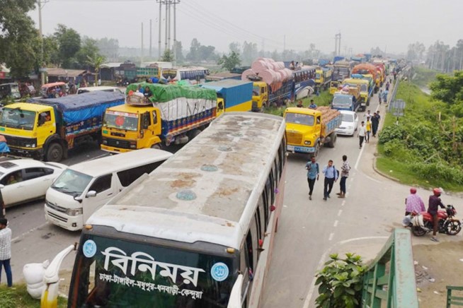 মালবাহী ট্রাক উল্টে ঢাকা-টাঙ্গাইল মহাসড়কে ৪ কিলোমিটার যানজট