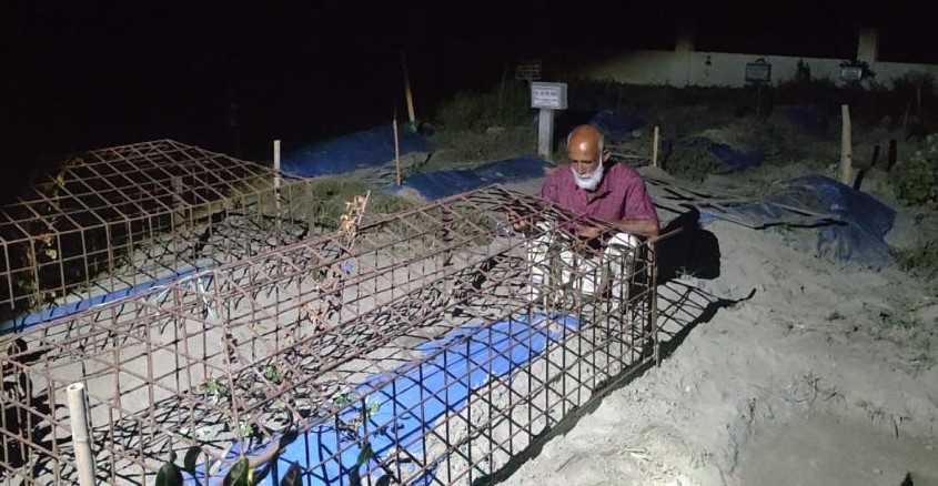 ঋণ করে লোক রেখে ছেলের  কবর পাহারা দিচ্ছেন বাবা
