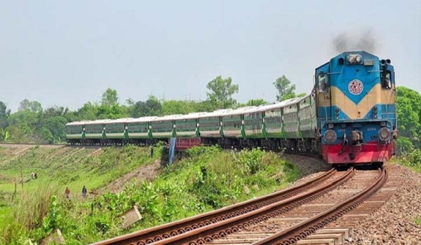 ট্রেনে কাটা পড়ে মা-ছেলে নিহত