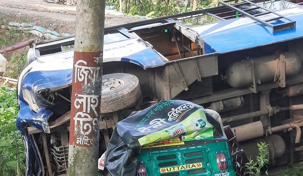 বাসের ধাক্কায় পরিবারের তিনজনসহ নিহত ৬