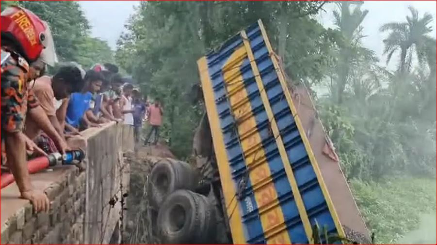 কুষ্টিয়ায় পাথরবোঝাই ট্রাক উল্টে নিহত ২