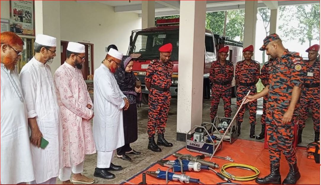 ফায়ার সার্ভিস স্টেশন পরিদর্শন করলেন এটিএম আজহার এমপি