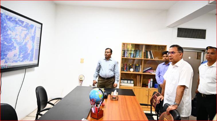 মহাকাশ গবেষণা প্রতিষ্ঠান ‘স্পারসো’ আকস্মিক পরিদর্শনে প্রধানমন্ত্রী
