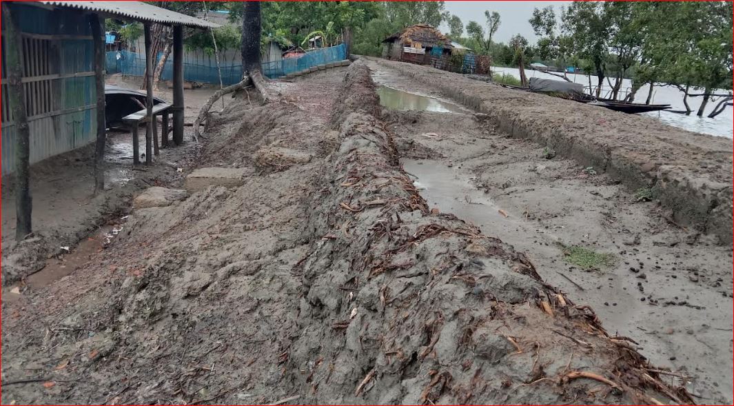 এক যুগেও সংস্কার হয়নি কয়রার উপকূল রক্ষা বেড়িবাঁধ, দুর্ভোগে হাজারো মানুষ