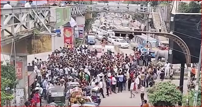 দুর্যোগপূর্ণ আবহাওয়ায় এইচএসসি পরীক্ষা গ্রহণের প্রতিবাদে সায়েন্সল্যাব অবরোধ