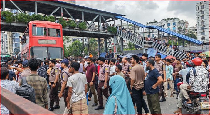 এইচএসসি পরীক্ষা স্থগিতের দাবিতে ঢাকা-ময়মনসিংহ মহাসড়ক অবরোধ