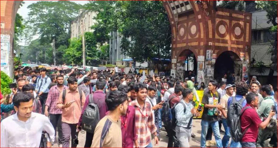মিছিল নিয়ে ঢাকা শিক্ষা বোর্ডে যাচ্ছেন শিক্ষার্থীরা
