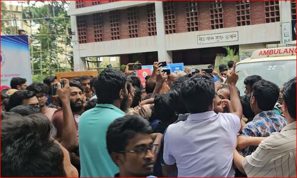 দফায় দফায় সংঘর্ষে দিনভর উত্তপ্ত ছিল রাবি ক্যাম্পাস