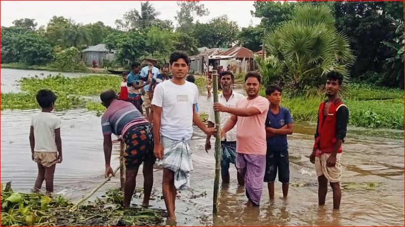সিংড়ায় ভেঙে যাওয়া সড়ক সংস্কার করলেন বিএনপি-ছাত্রদল নেতারা